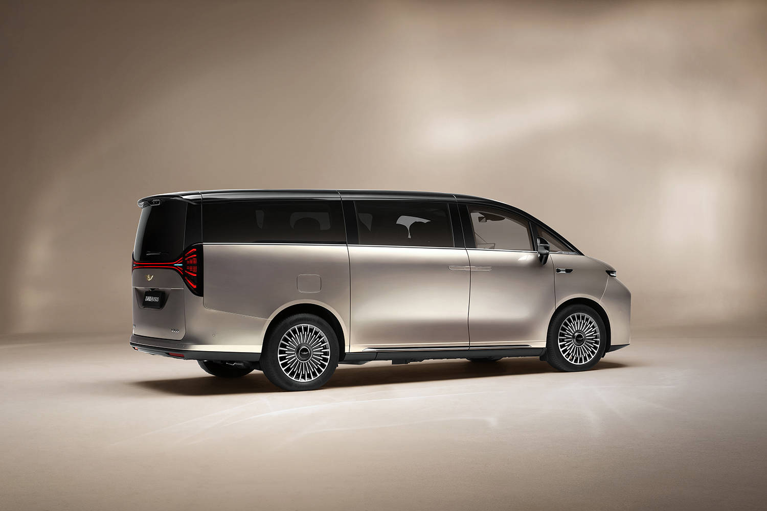 定位豪華旗艦MPV 吉利銀河V900官圖發布