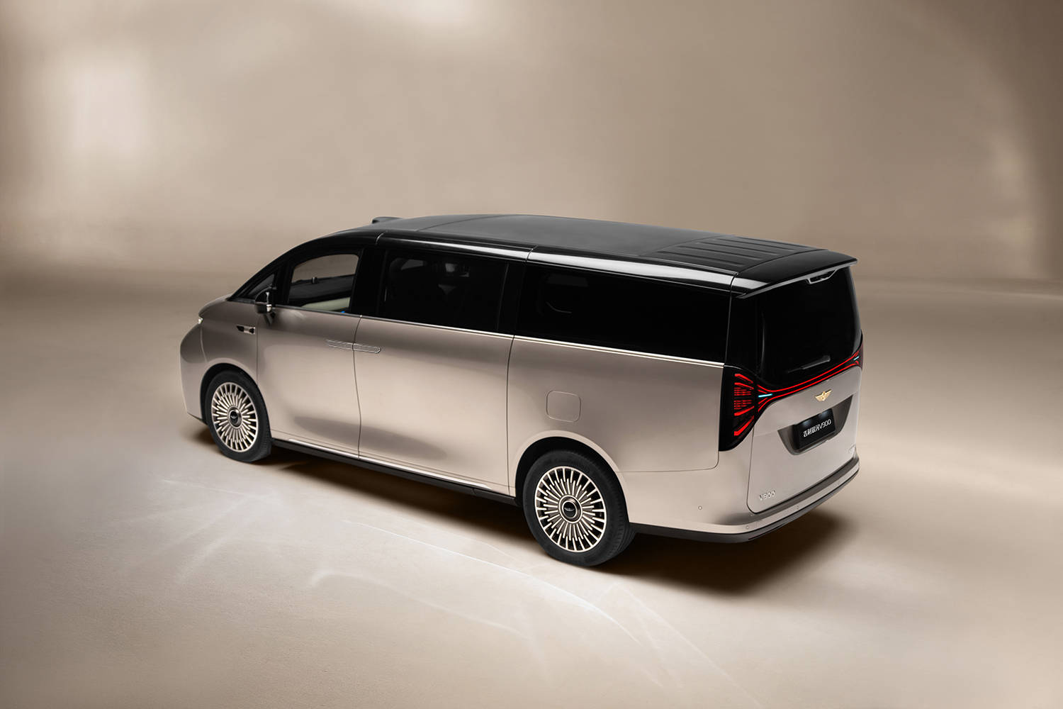 定位豪華旗艦MPV 吉利銀河V900官圖發布