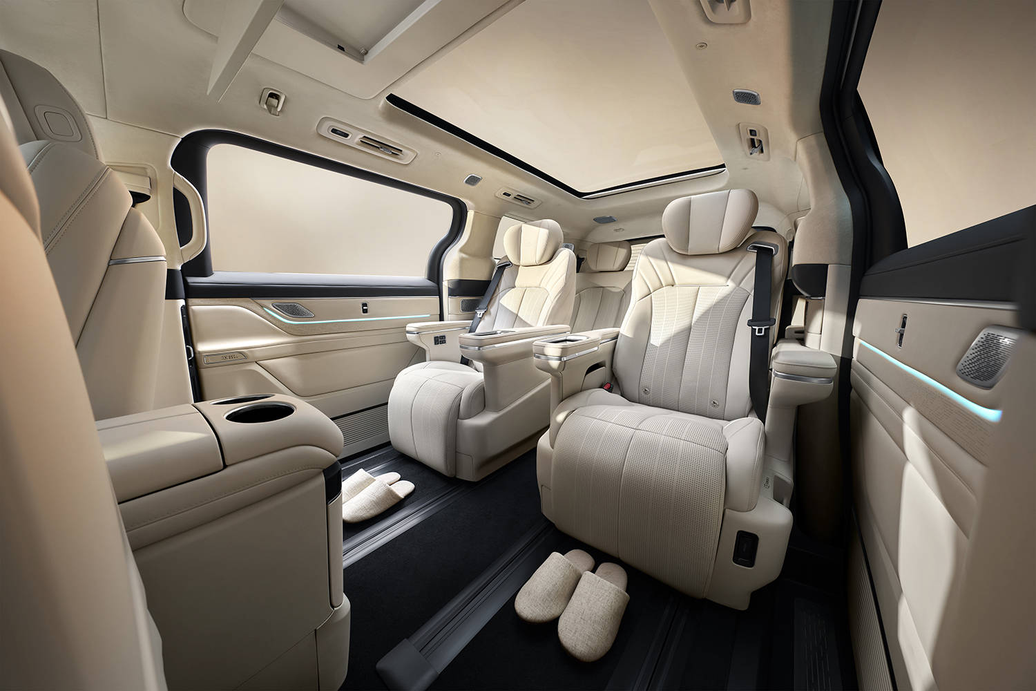 定位豪華旗艦MPV 吉利銀河V900官圖發布