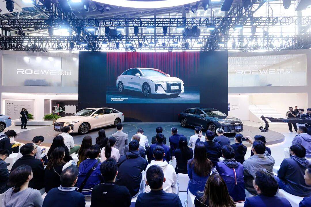 榮威M7 DMH:一款會“思考”的AI座駕,正在刷新行業紀錄