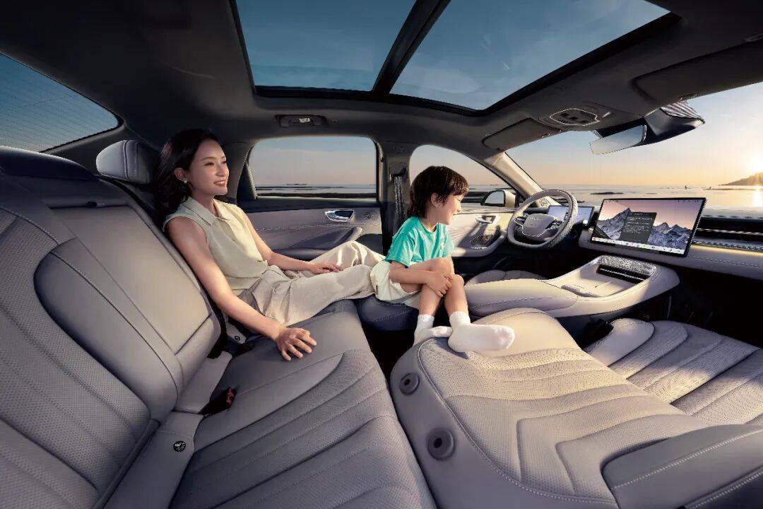 榮威M7 DMH:一款會“思考”的AI座駕,正在刷新行業紀錄