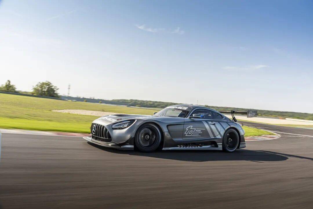 梅賽德斯-AMG GT3是一款專為GT3賽事打造的高性能賽車,代表了奔馳在賽車運(yùn)動領(lǐng)域的頂尖技術(shù)水準(zhǔn)