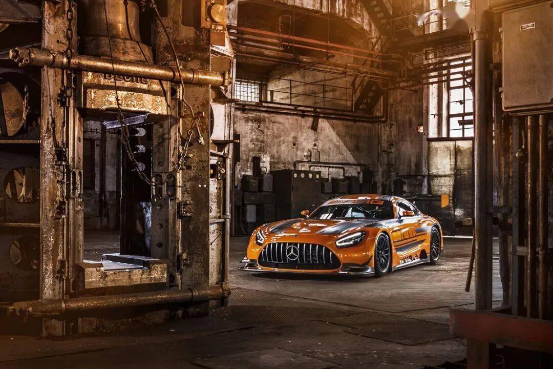 梅賽德斯-AMG GT3是一款專為GT3賽事打造的高性能賽車,代表了奔馳在賽車運(yùn)動領(lǐng)域的頂尖技術(shù)水準(zhǔn)