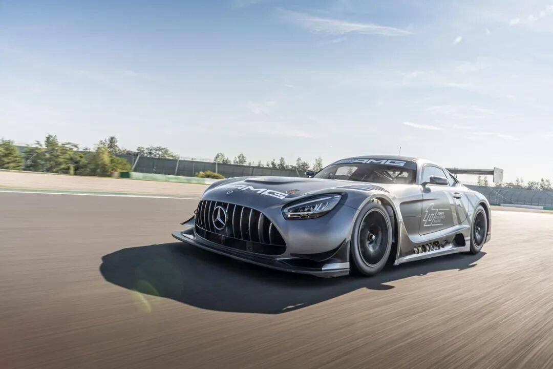 梅賽德斯-AMG GT3是一款專為GT3賽事打造的高性能賽車,代表了奔馳在賽車運(yùn)動領(lǐng)域的頂尖技術(shù)水準(zhǔn)