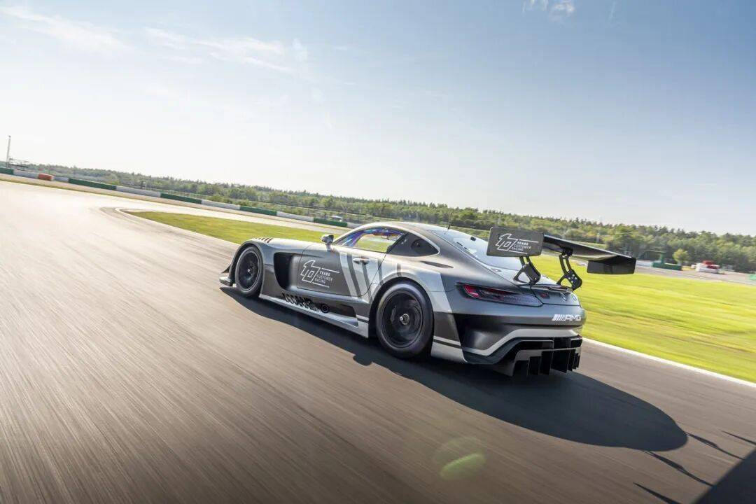 梅賽德斯-AMG GT3是一款專為GT3賽事打造的高性能賽車,代表了奔馳在賽車運(yùn)動領(lǐng)域的頂尖技術(shù)水準(zhǔn)