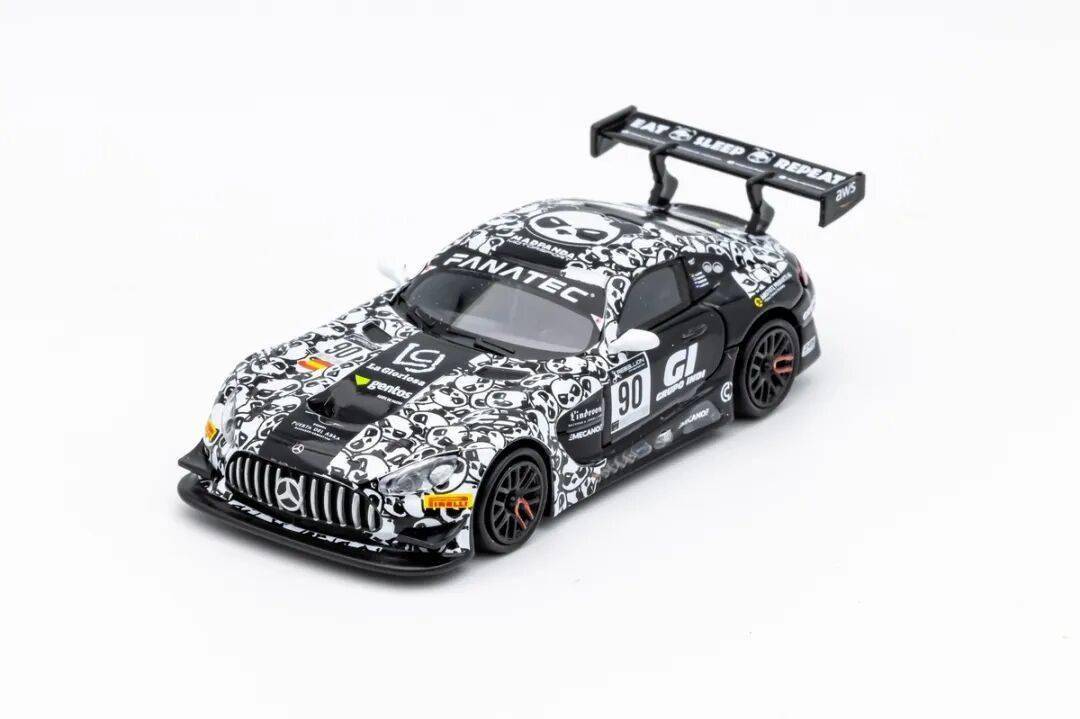 梅賽德斯-AMG GT3是一款專為GT3賽事打造的高性能賽車,代表了奔馳在賽車運(yùn)動領(lǐng)域的頂尖技術(shù)水準(zhǔn)