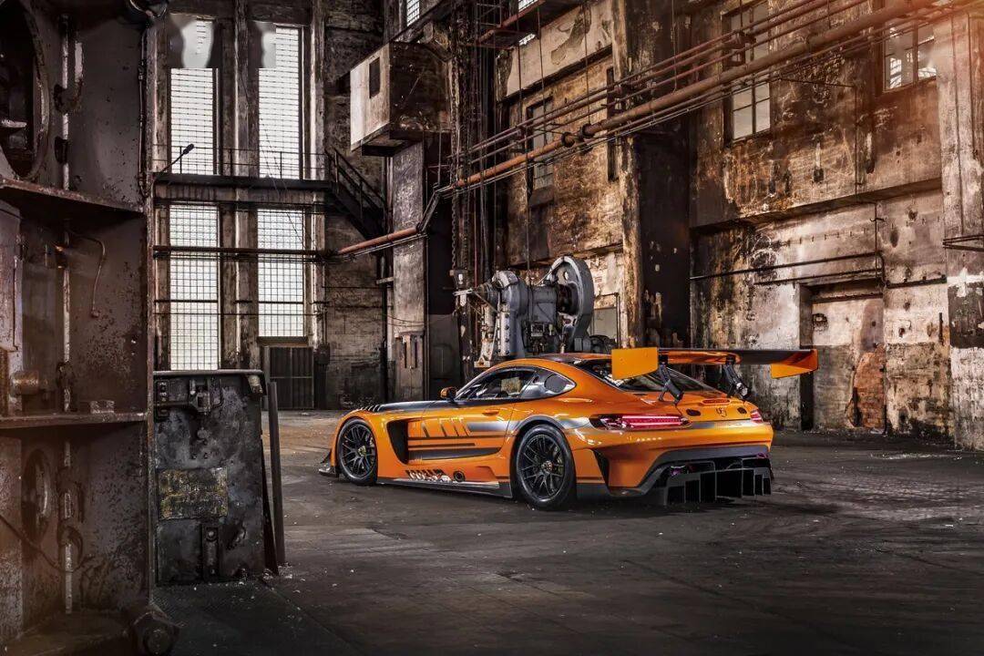梅賽德斯-AMG GT3是一款專為GT3賽事打造的高性能賽車,代表了奔馳在賽車運(yùn)動領(lǐng)域的頂尖技術(shù)水準(zhǔn)