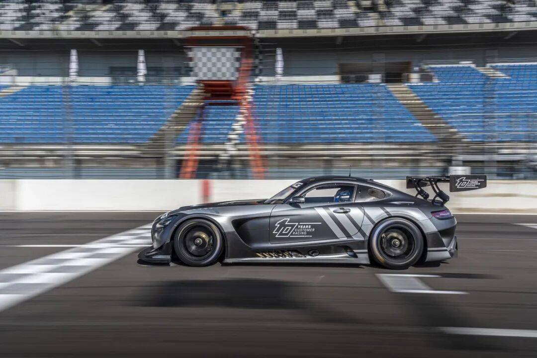 梅賽德斯-AMG GT3是一款專為GT3賽事打造的高性能賽車,代表了奔馳在賽車運(yùn)動領(lǐng)域的頂尖技術(shù)水準(zhǔn)