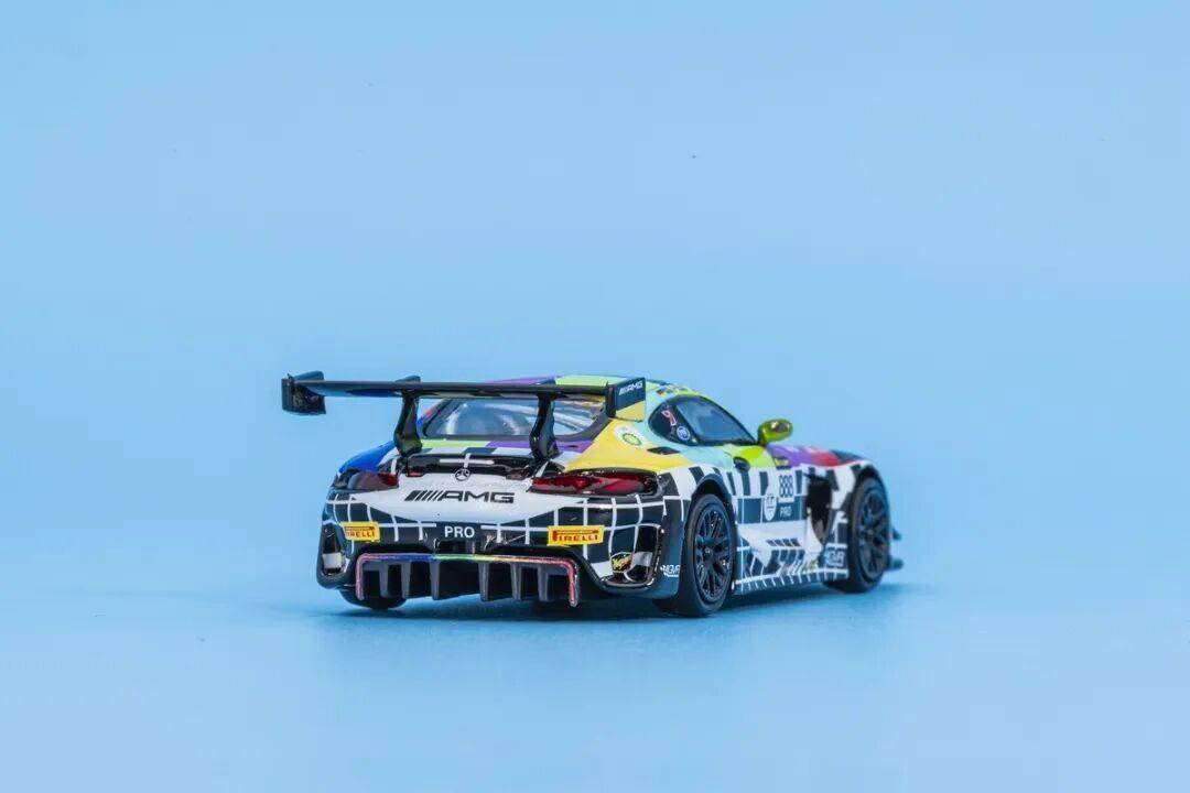 梅賽德斯-AMG GT3是一款專為GT3賽事打造的高性能賽車,代表了奔馳在賽車運(yùn)動領(lǐng)域的頂尖技術(shù)水準(zhǔn)