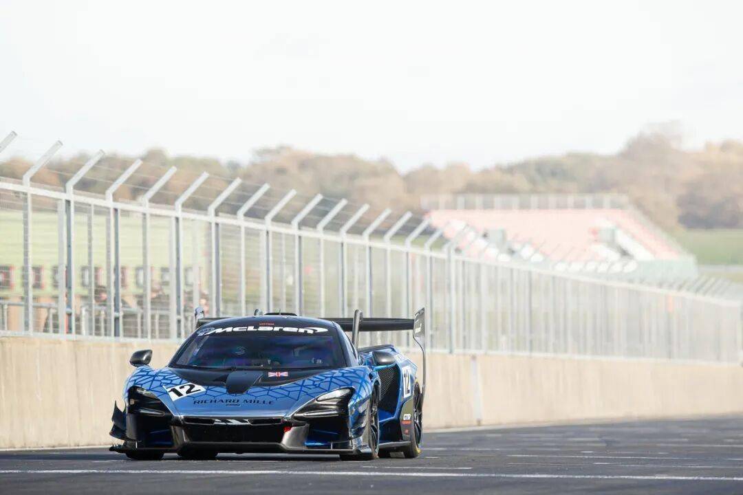 邁凱倫推出了邁凱倫Senna GTR概念車,塞納GTR萬寶路涂裝