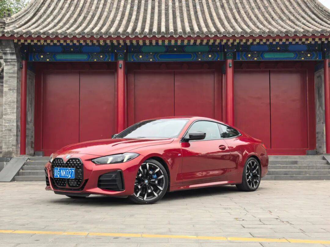 寶馬G22 430i雙門(mén)轎跑車(chē)換了尾標(biāo)的雙門(mén)版3系,操控自然更便捷