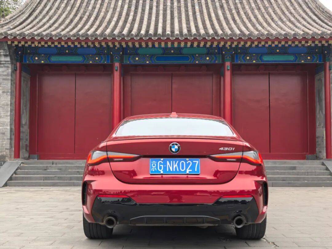 寶馬G22 430i雙門(mén)轎跑車(chē)換了尾標(biāo)的雙門(mén)版3系,操控自然更便捷