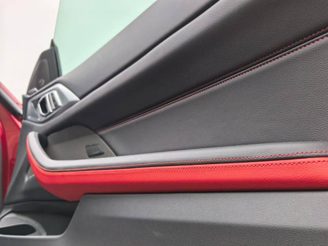 寶馬G22 430i雙門(mén)轎跑車(chē)換了尾標(biāo)的雙門(mén)版3系,操控自然更便捷