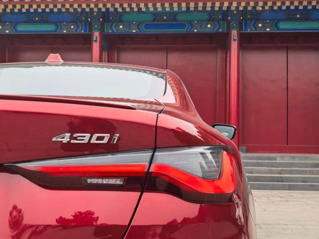 寶馬G22 430i雙門(mén)轎跑車(chē)換了尾標(biāo)的雙門(mén)版3系,操控自然更便捷