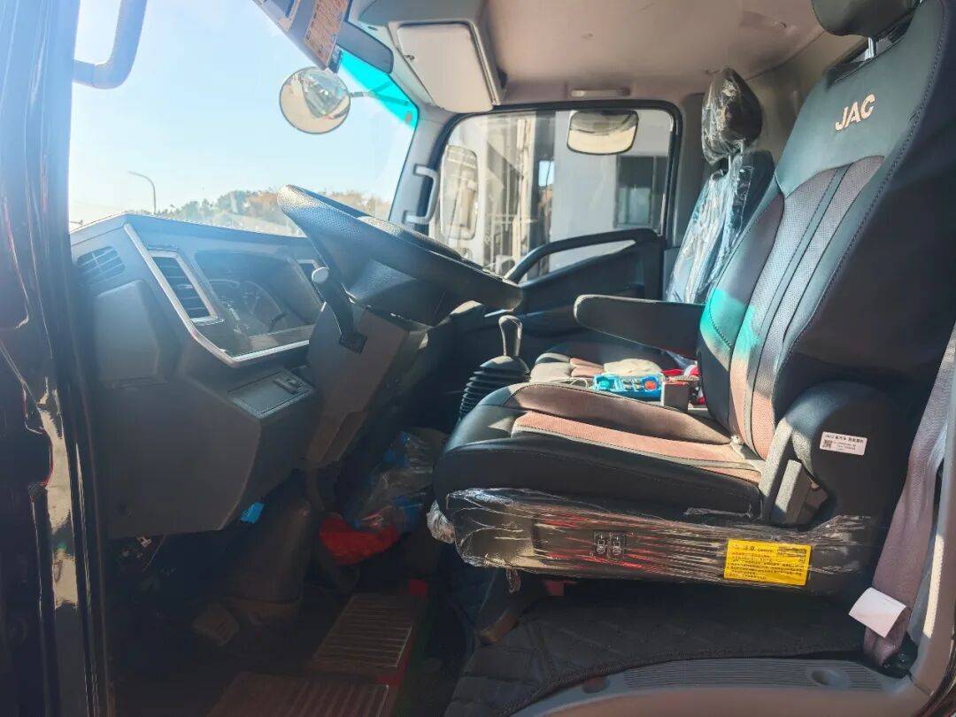 顏值與實力雙在線,江淮駿鈴A7是他快遞運輸路上的硬核底氣