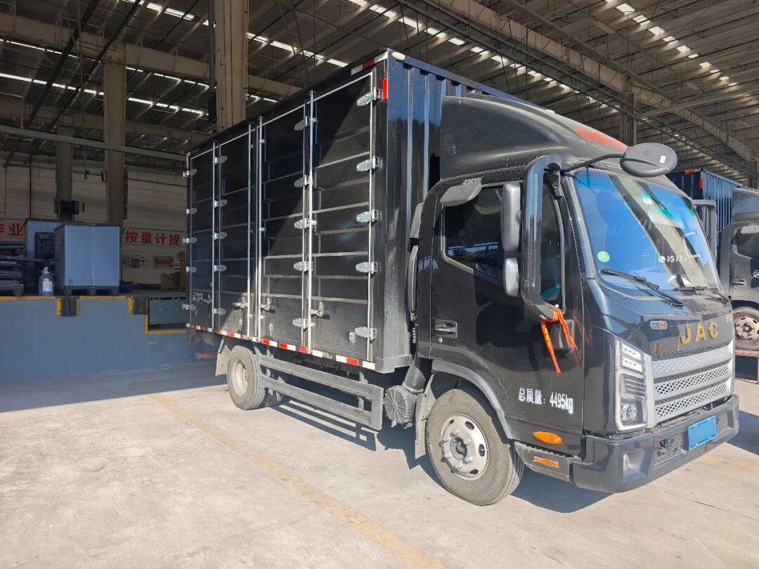 顏值與實力雙在線,江淮駿鈴A7是他快遞運輸路上的硬核底氣