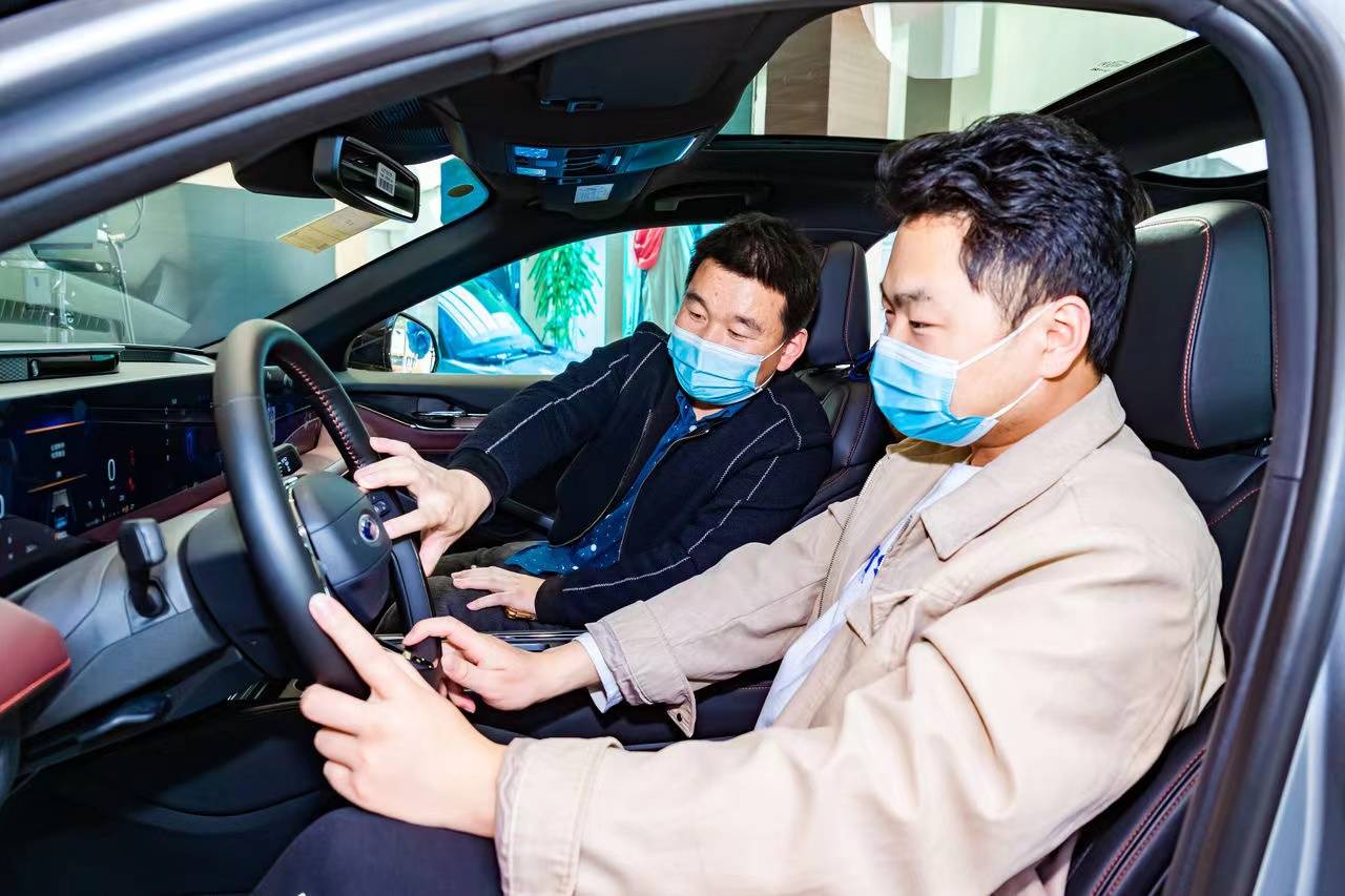 賺錢門路來了!車企為銷量有多拼?4S店花錢請人試駕,600塊/次